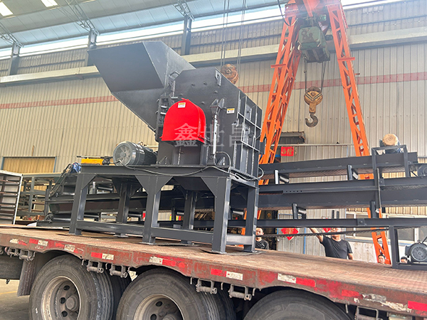 800型破碎機(jī)裝車發(fā)貨