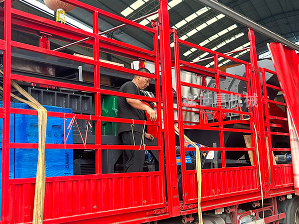 800型撕碎機(jī)+800型破碎機(jī)發(fā)貨現(xiàn)場(chǎng)